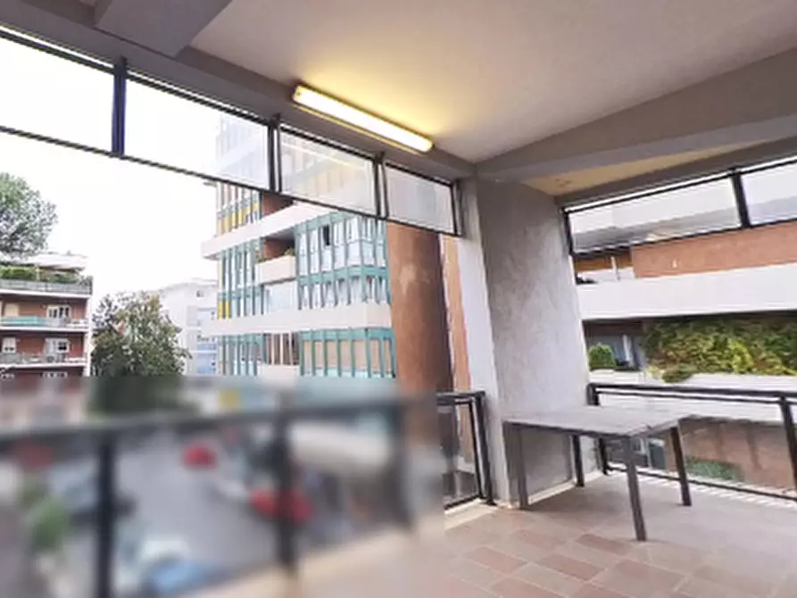 Immagine 2 di Negozio in vendita  in Piazza Stefano Jacini  a Roma