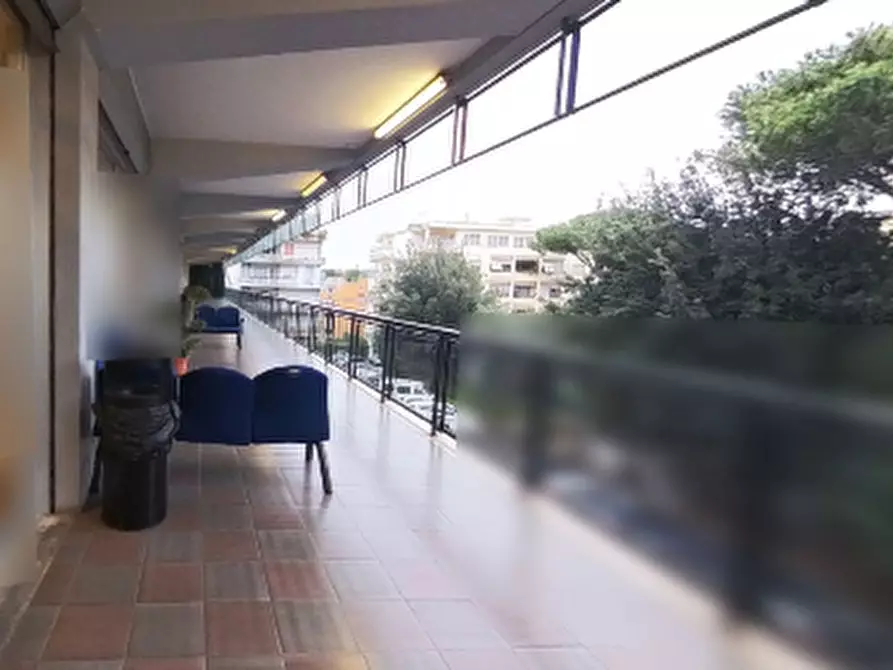 Immagine 6 di Negozio in vendita  in Piazza Stefano Jacini  a Roma