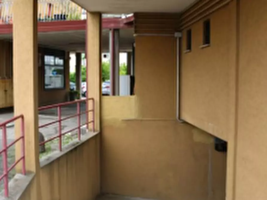 Immagine 5 di Negozio in vendita  in Via Ugo la Malfa a Susegana