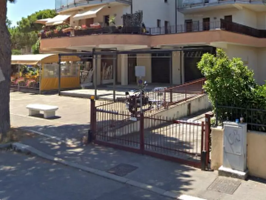 Immagine 1 di Garage in vendita  in  Viale Marziale  a Ravenna