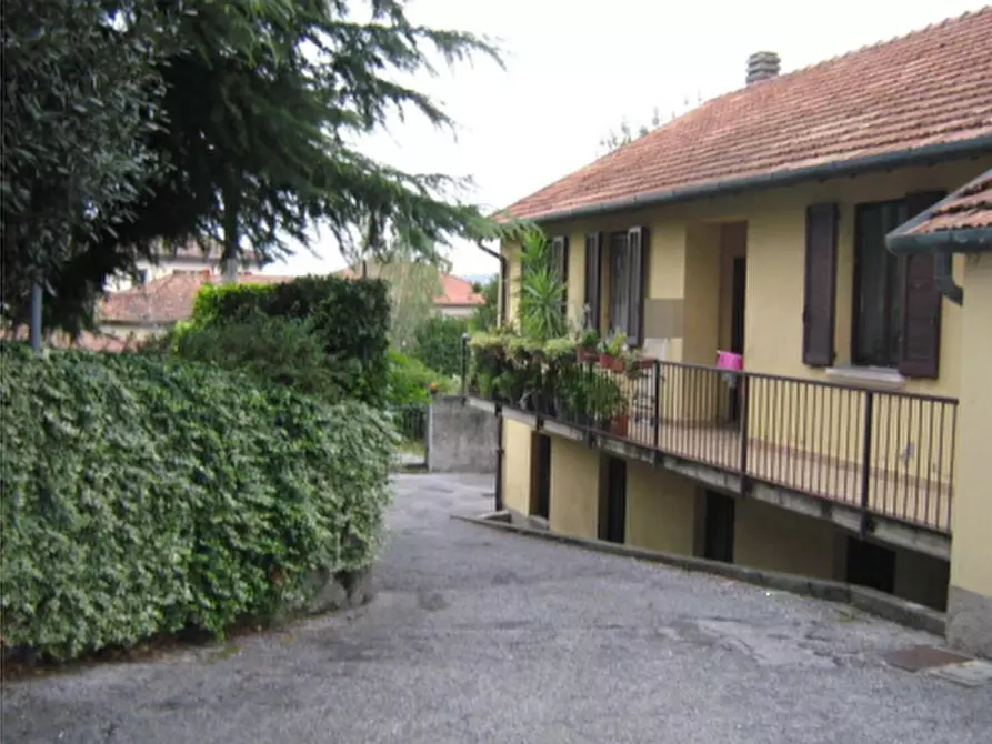 Immagine 3 di Appartamento in vendita  in  Via Brugora a Erba