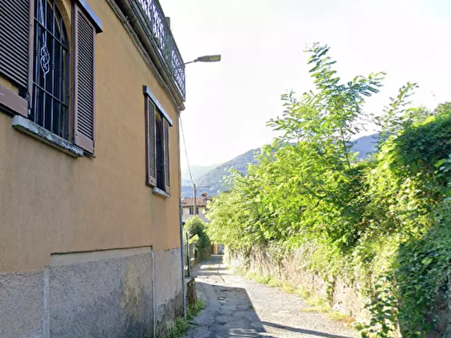 Immagine 10 di Appartamento in vendita  in  Via Brugora a Erba