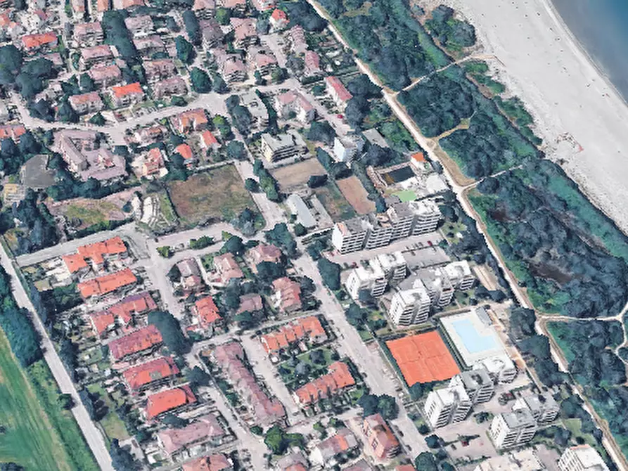 Immagine 11 di Posto auto in vendita  in  Viale Leonardo da Vinci  a Ravenna