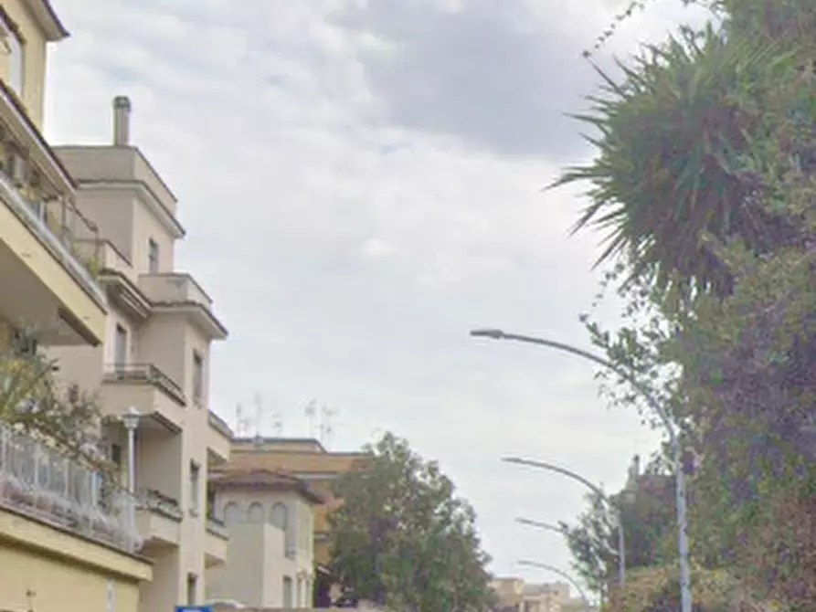 Immagine 4 di Appartamento in vendita  in Via delle Alpi Apuane a Roma