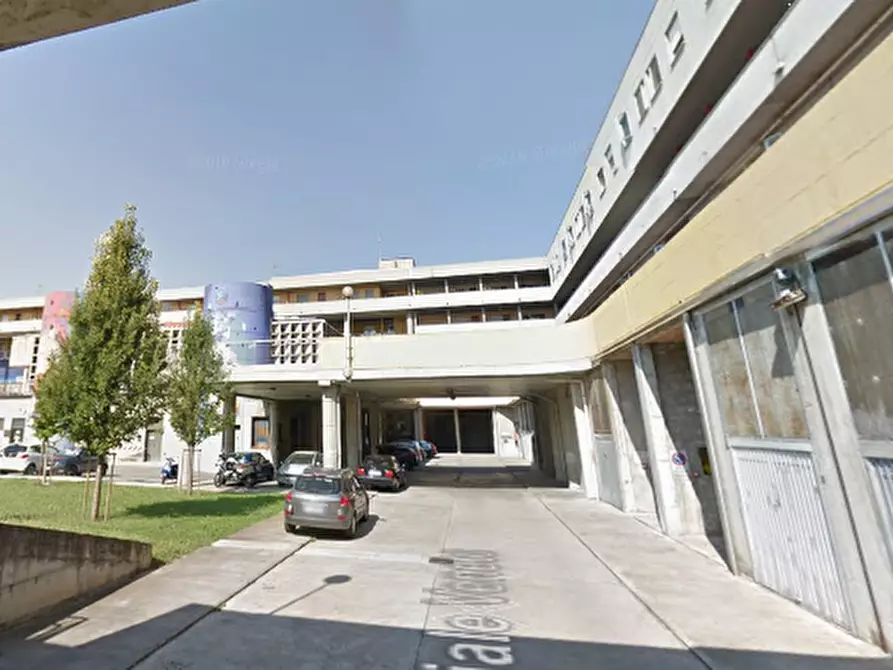 Immagine 7 di Negozio in vendita  in Viale Veneto a Mantova