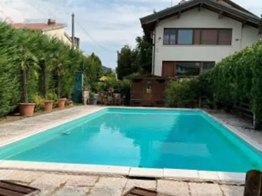 Immagine 1 di Negozio in vendita  in Strada Dosso del Corso  a Mantova