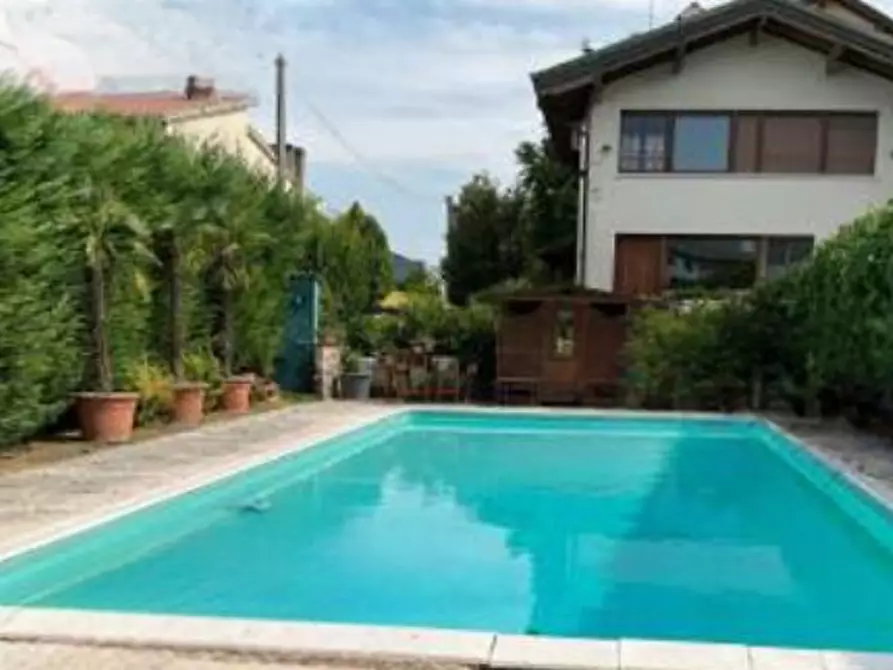 Immagine 2 di Negozio in vendita  in Strada Dosso del Corso  a Mantova