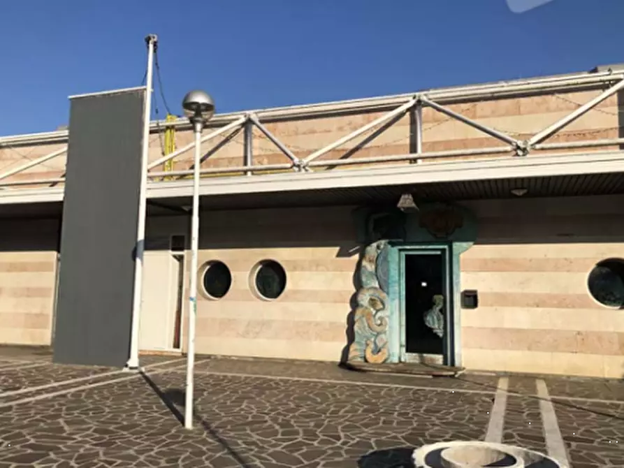 Immagine 1 di Negozio in vendita  in Piazzale M. Buonarroti a Abano Terme