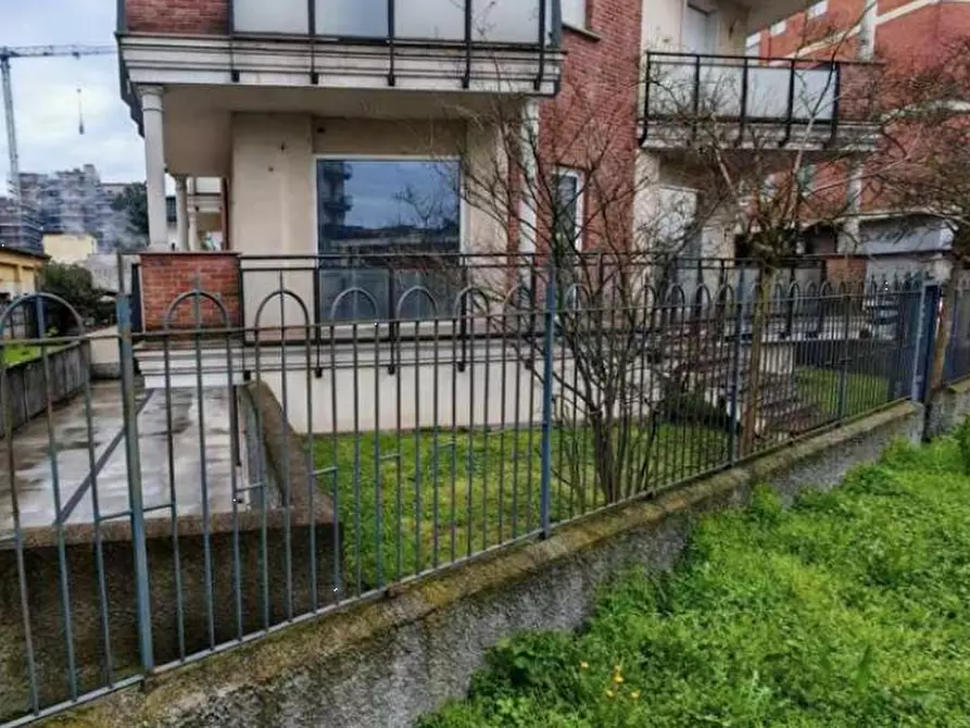 Immagine 2 di Negozio in vendita  in Via Leopardi a Trezzano Sul Naviglio