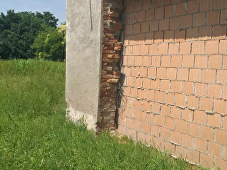 Immagine 1 di Magazzino in vendita  in Via Gorghi a Canda