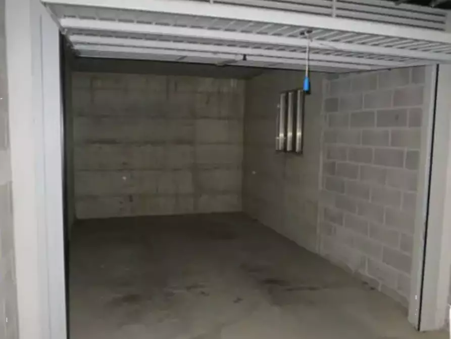 Immagine 1 di Garage in vendita  in Via Riviera Giacomo Matteotti a Badia Polesine