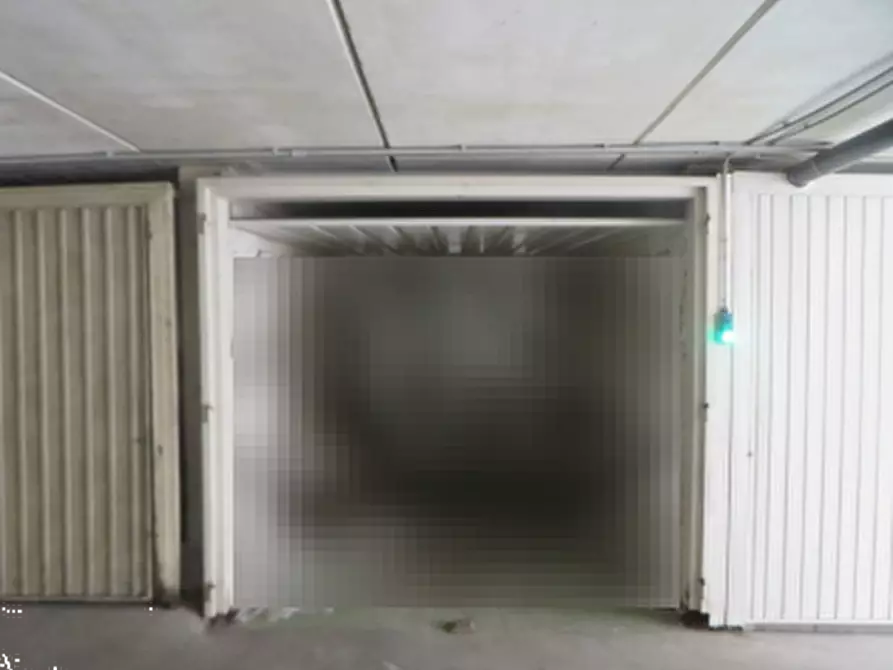 Immagine 1 di Garage in vendita  in via Umberto I a Rovigo