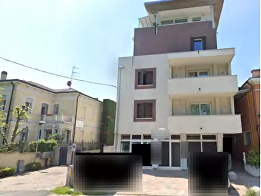 Immagine 1 di Negozio in vendita  in Viale Regina Margherita a Rovigo