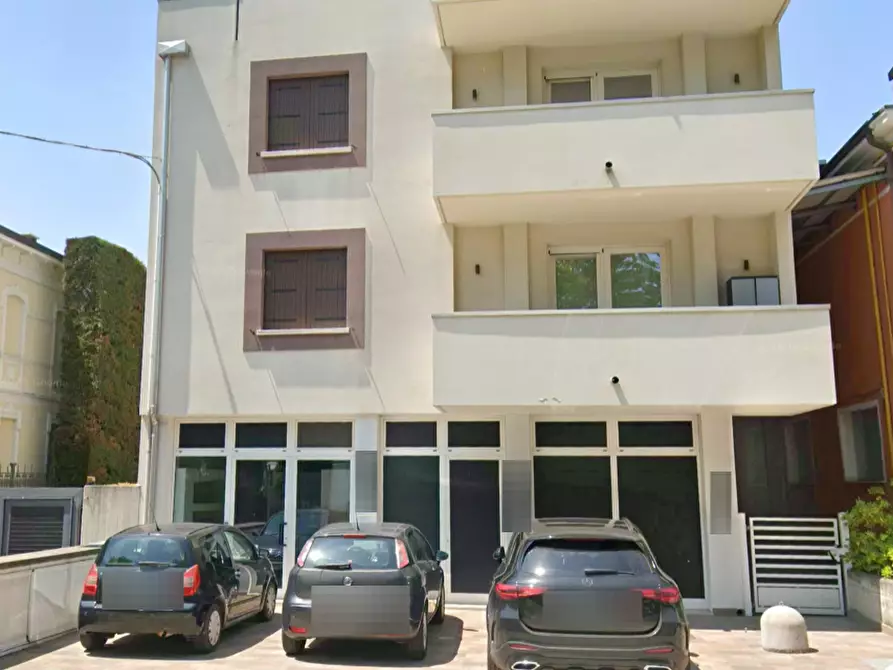 Immagine 9 di Negozio in vendita  in Viale Regina Margherita a Rovigo