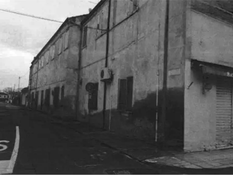 Immagine 1 di Negozio in vendita  in Via Vittorio Veneto a Riva Del Po