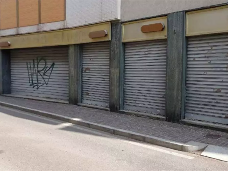Immagine 2 di Stabile in vendita  in Via Dante Alighieri a Trezzo Sull'adda