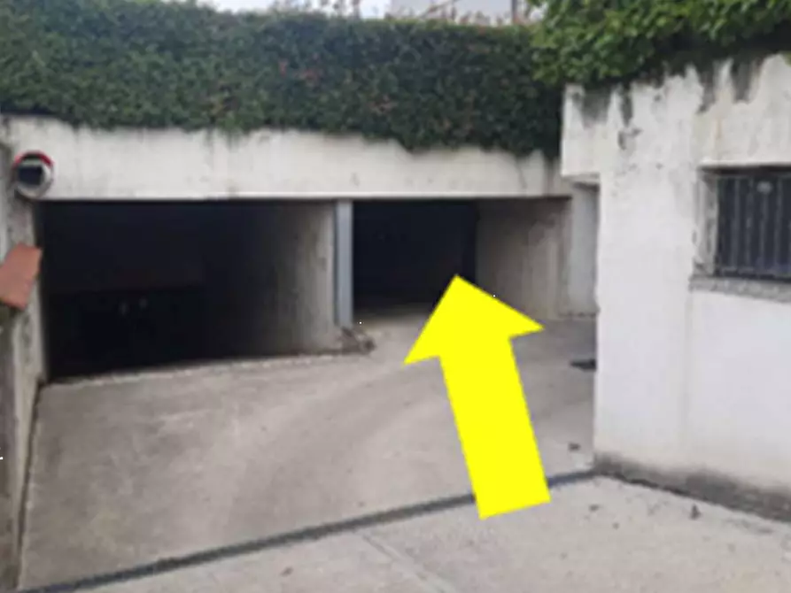 Immagine 1 di Garage in vendita  in Via Alessandro Volta a Cassano D'adda