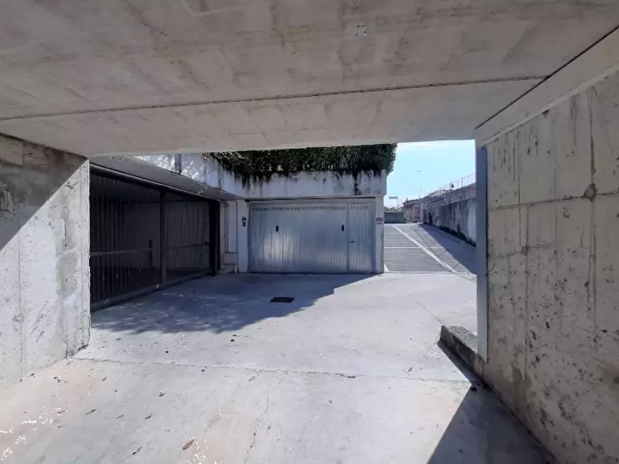 Immagine 1 di Garage in vendita  in Via Alessandro Volta a Cassano D'adda