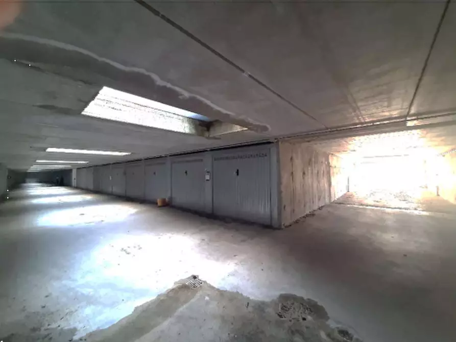 Immagine 1 di Garage in vendita  in Via Alessandro Volta a Cassano D'adda