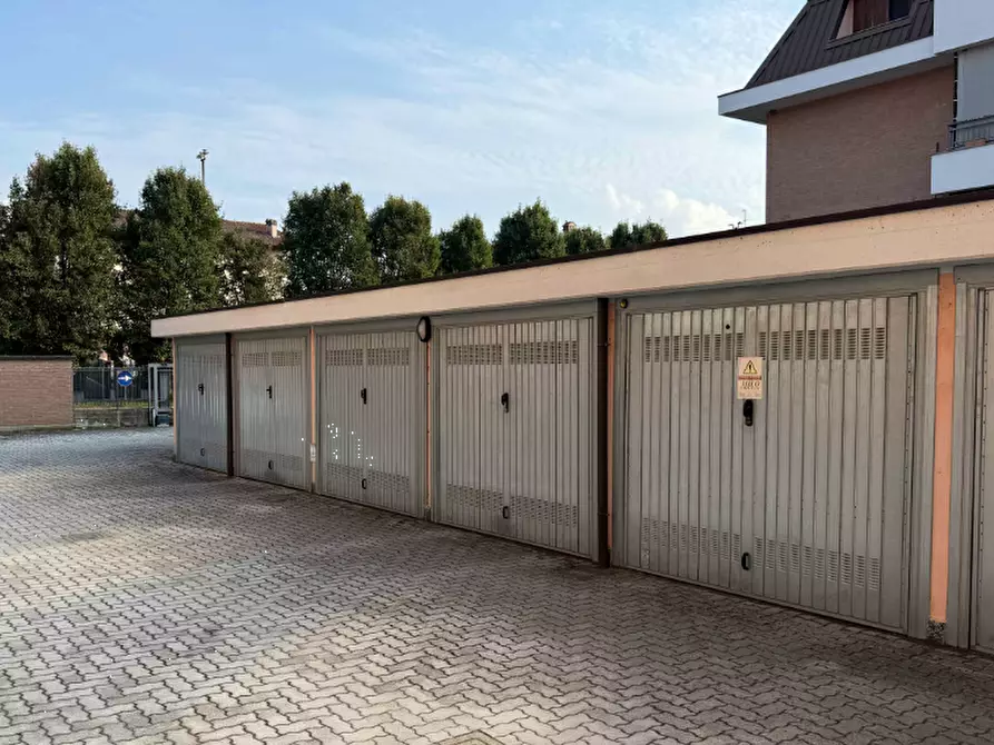 Immagine 2 di Garage in vendita  in Via Libertà a Carpiano