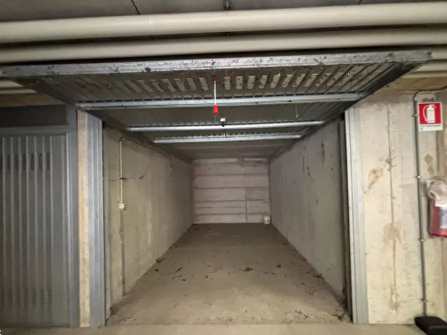 Immagine 1 di Garage in vendita  in Via Pio XII a Pozzuolo Martesana