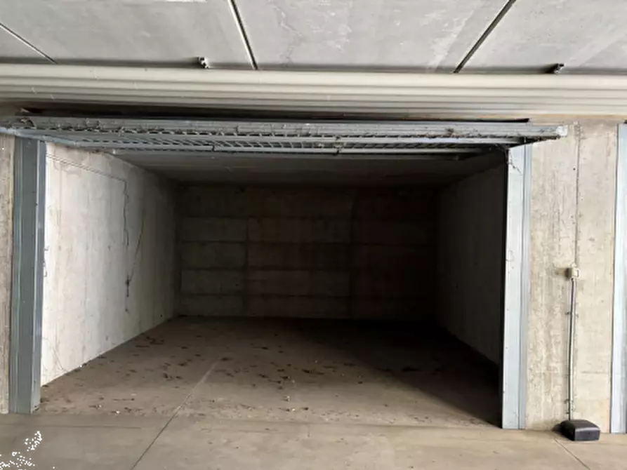 Immagine 1 di Garage in vendita  in Via Pio XII a Pozzuolo Martesana