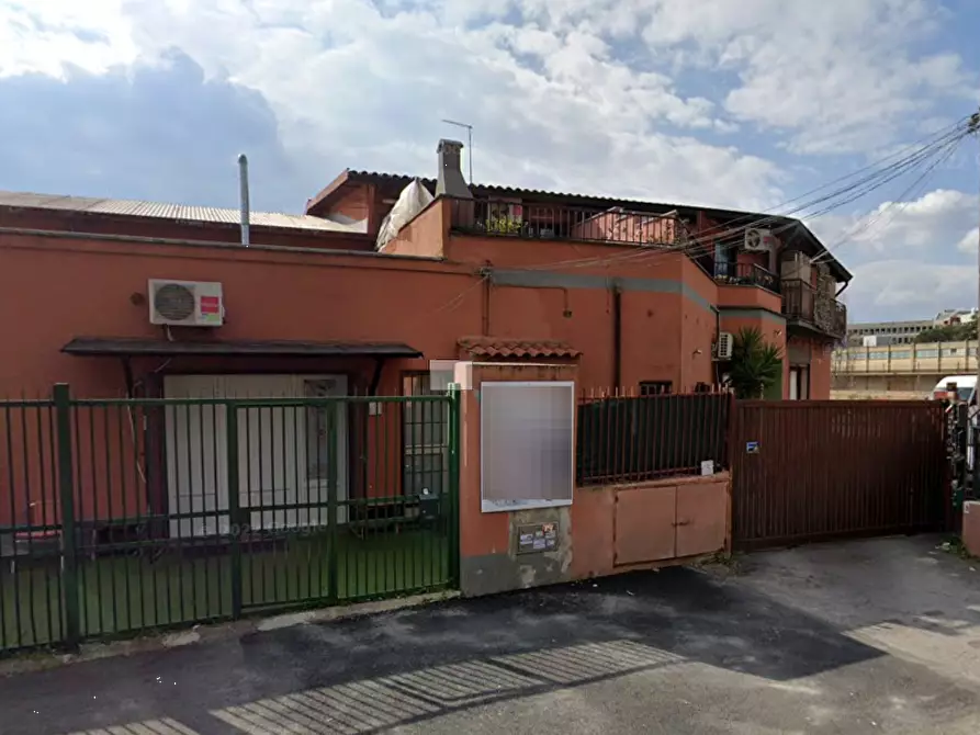 Immagine 1 di Negozio in vendita  in Via Gioia Tauro a Roma