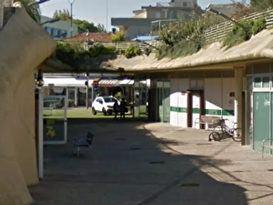 Immagine 8 di Negozio in vendita  in Viale Francesco Cilea a Riccione