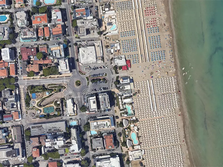 Immagine 9 di Negozio in vendita  in Viale Francesco Cilea a Riccione