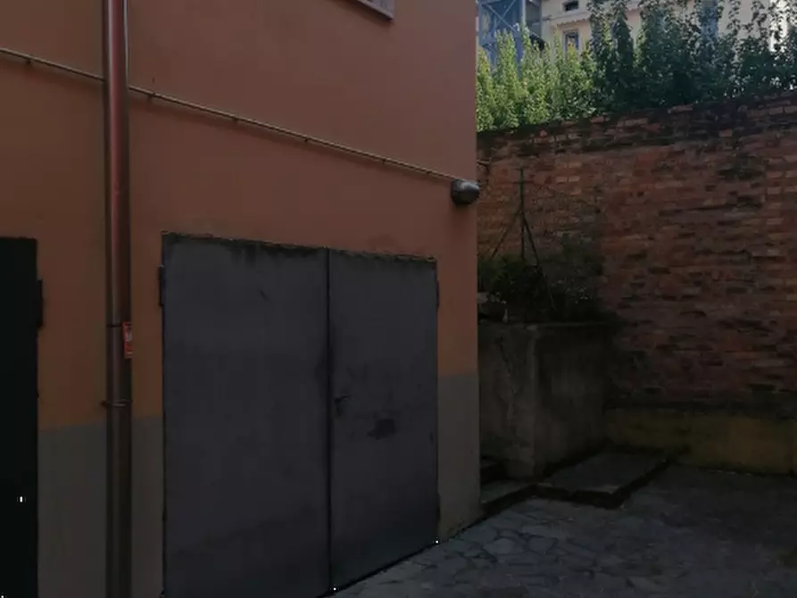 Immagine 2 di Garage in vendita  in Via Emilio Casa a Parma