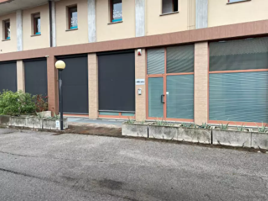 Immagine 1 di Negozio in vendita  in Via Alessandro Volta a Erba