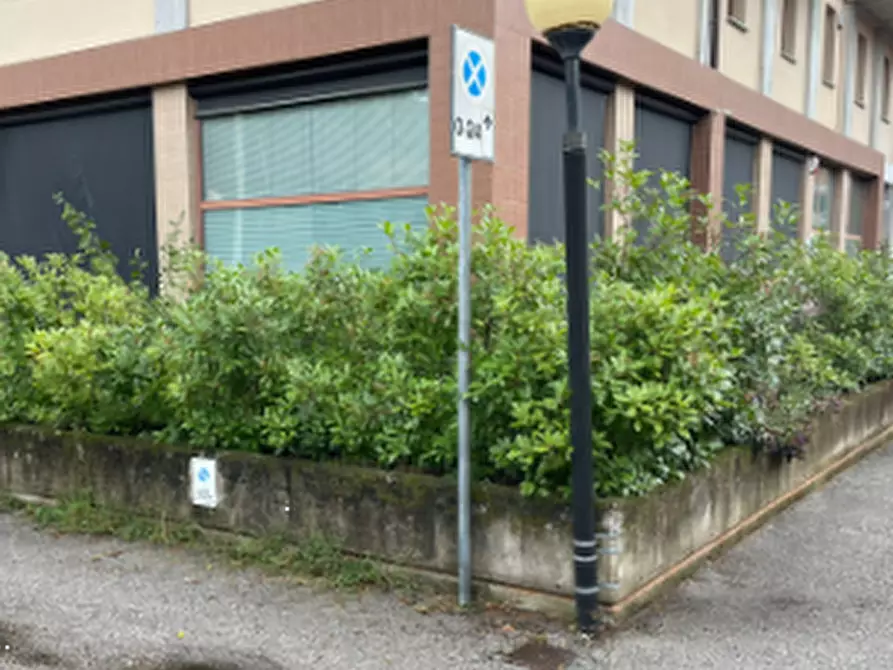 Immagine 7 di Negozio in vendita  in Via Alessandro Volta a Erba