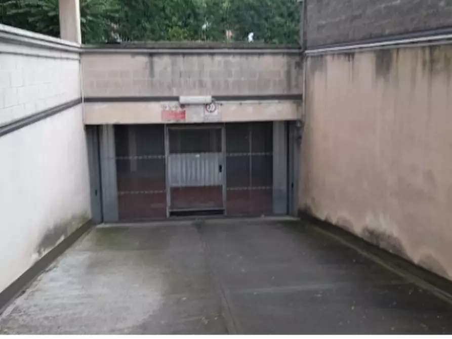 Immagine 3 di Garage in vendita  in Via J.F. Kennedy a Reggio Nell'emilia