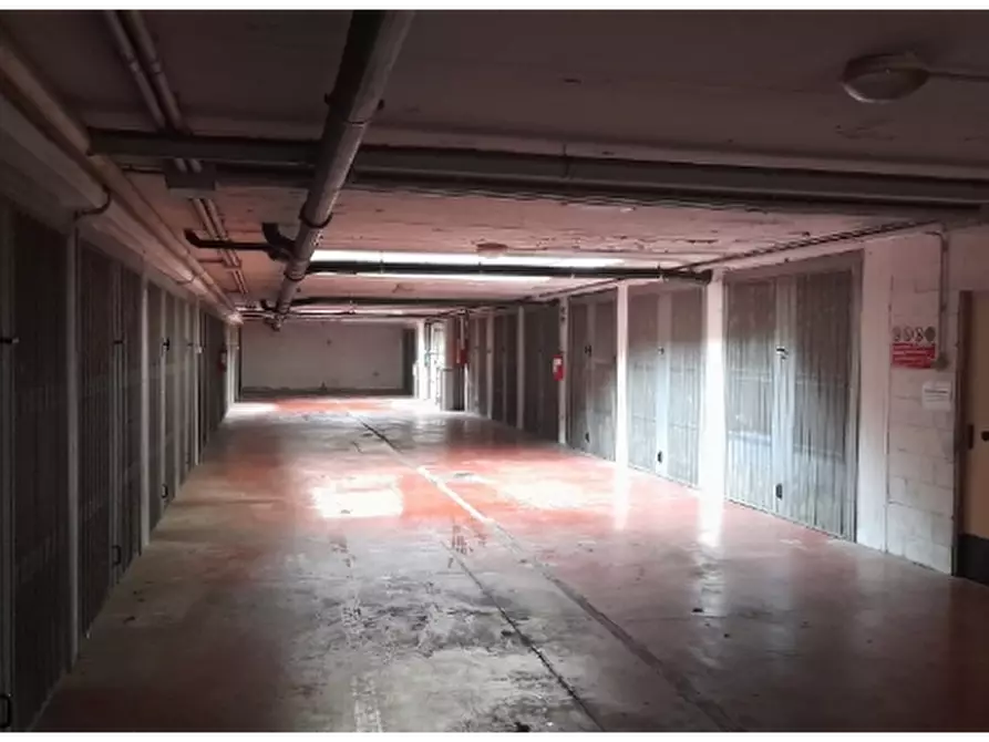 Immagine 4 di Garage in vendita  in Via J.F. Kennedy a Reggio Nell'emilia