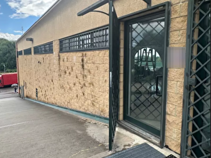 Immagine 2 di Negozio in vendita  in Via Enrico Frizzoni a Treviolo