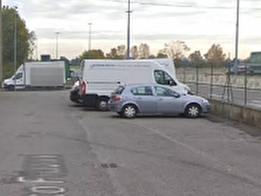 Immagine 7 di Negozio in vendita  in Via Enrico Frizzoni a Treviolo