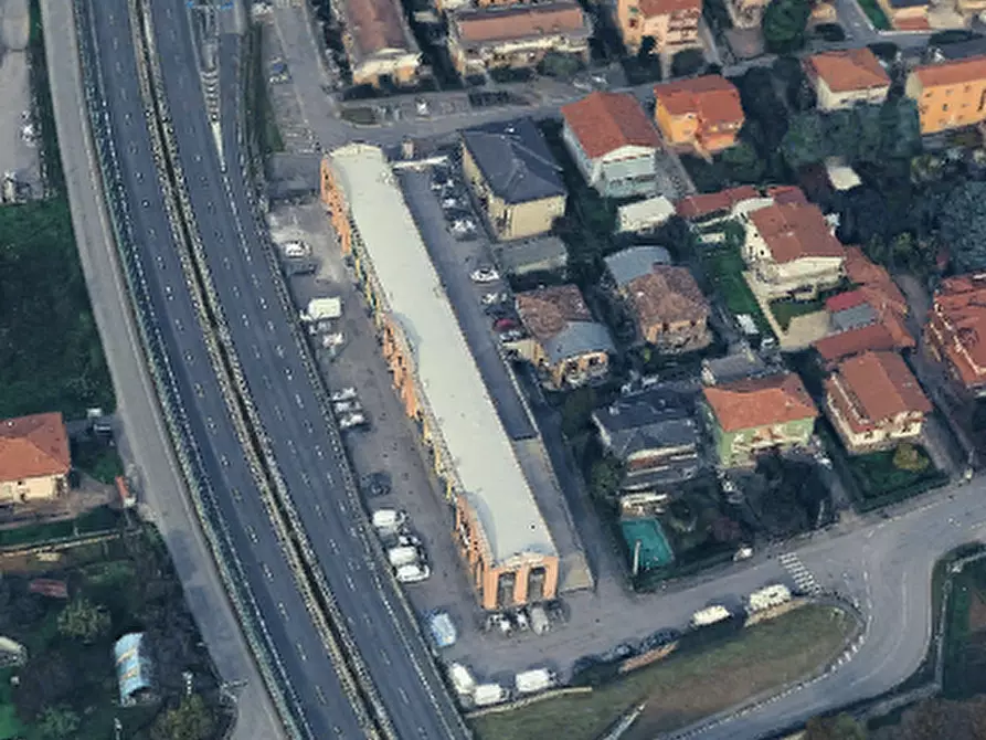 Immagine 9 di Negozio in vendita  in Via Enrico Frizzoni a Treviolo