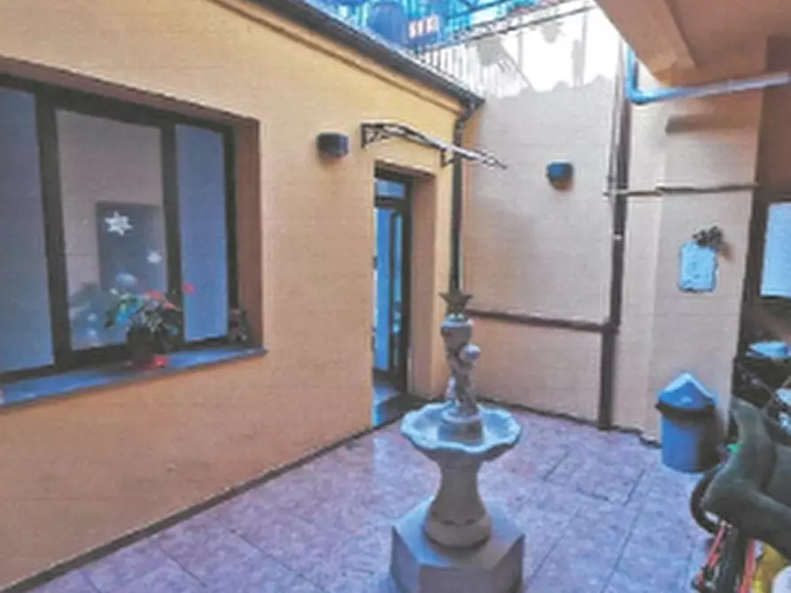 Immagine 4 di Negozio in vendita  a Firenze