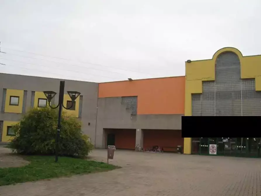 Immagine 2 di Negozio in vendita  in Via J. e R. Kennedy a Brugherio