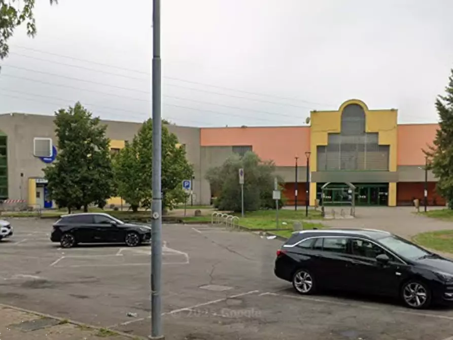Immagine 5 di Negozio in vendita  in Via J. e R. Kennedy a Brugherio