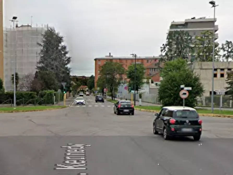 Immagine 8 di Negozio in vendita  in Via J. e R. Kennedy a Brugherio