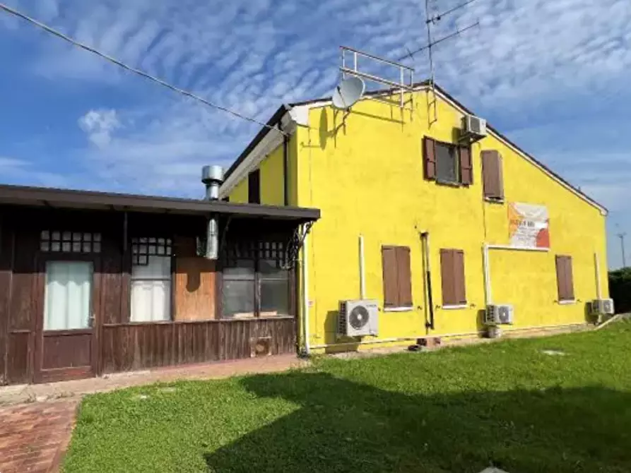 Immagine 1 di Porzione di casa in vendita  in Strada Ostigliese a Mantova