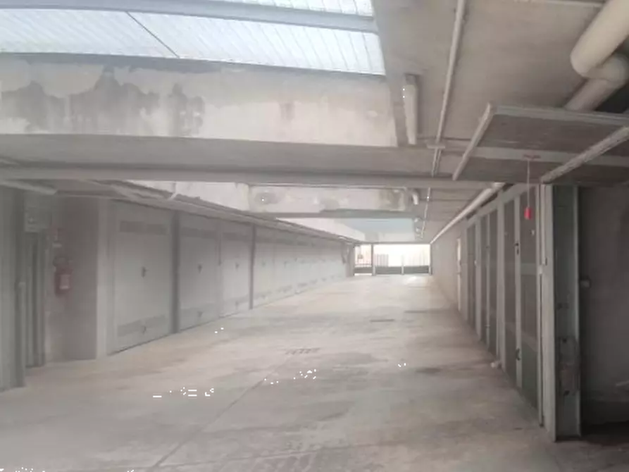Immagine 8 di Garage in vendita  in Via Gobetti  a Garbagnate Milanese