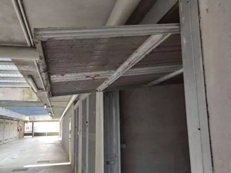 Immagine 1 di Garage in vendita  in Via Piero Gobetti a Garbagnate Milanese