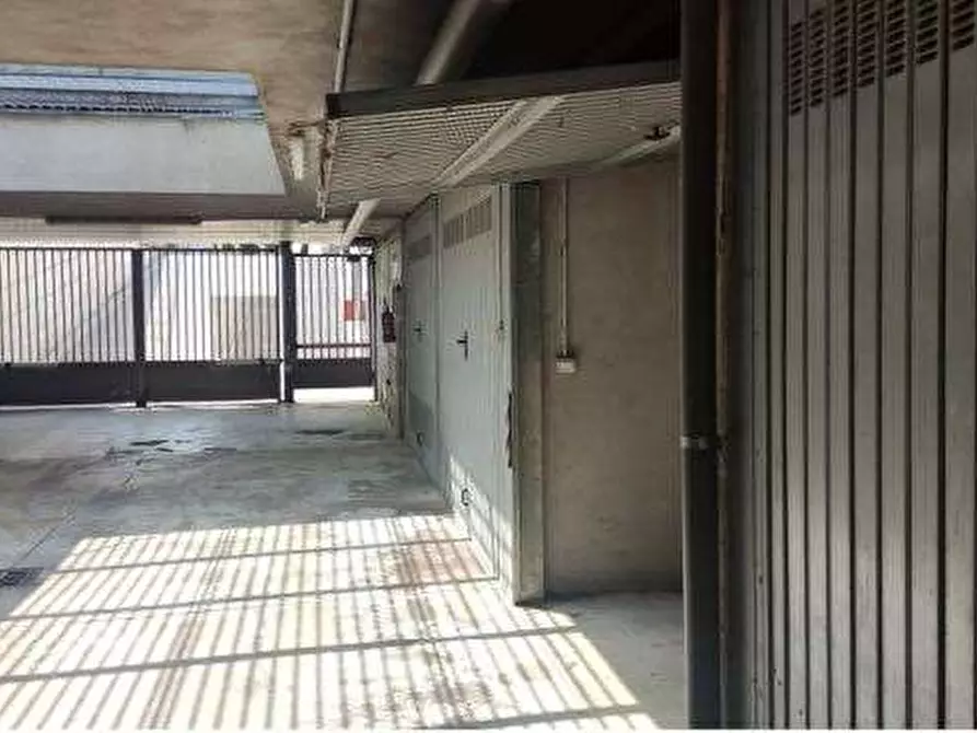 Immagine 1 di Garage in vendita  in Via Piero Gobetti a Garbagnate Milanese