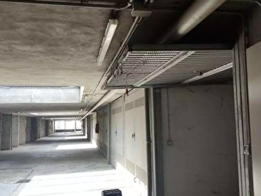 Immagine 1 di Garage in vendita  in Via Piero Gobetti a Garbagnate Milanese