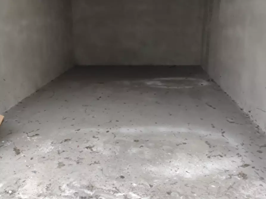 Immagine 1 di Garage in vendita  in Via Piero Gobetti a Garbagnate Milanese