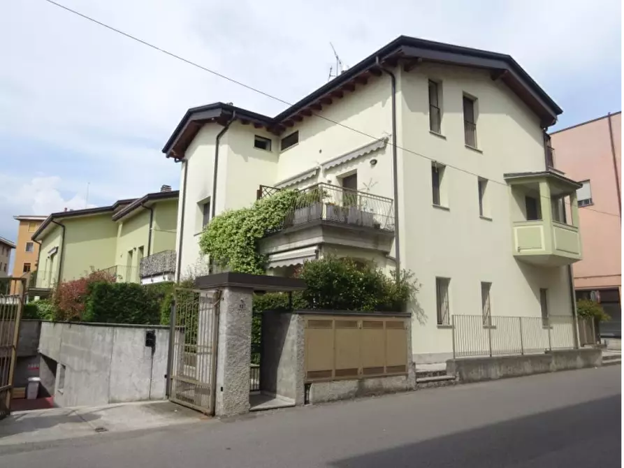 Immagine 2 di Appartamento in vendita  in Via Volta a Carnate