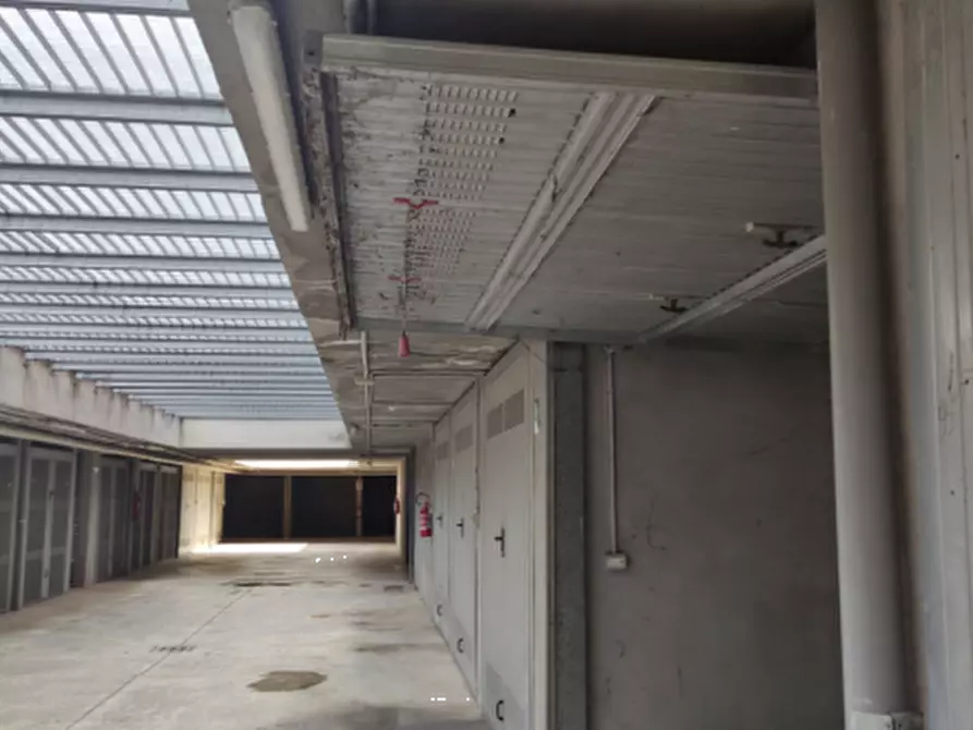 Immagine 7 di Garage in vendita  in Via Piero Gobetti a Garbagnate Milanese