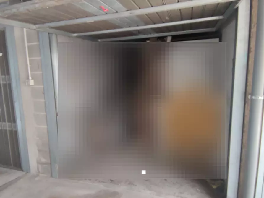 Immagine 1 di Garage in vendita  in Via Piero Gobetti a Garbagnate Milanese
